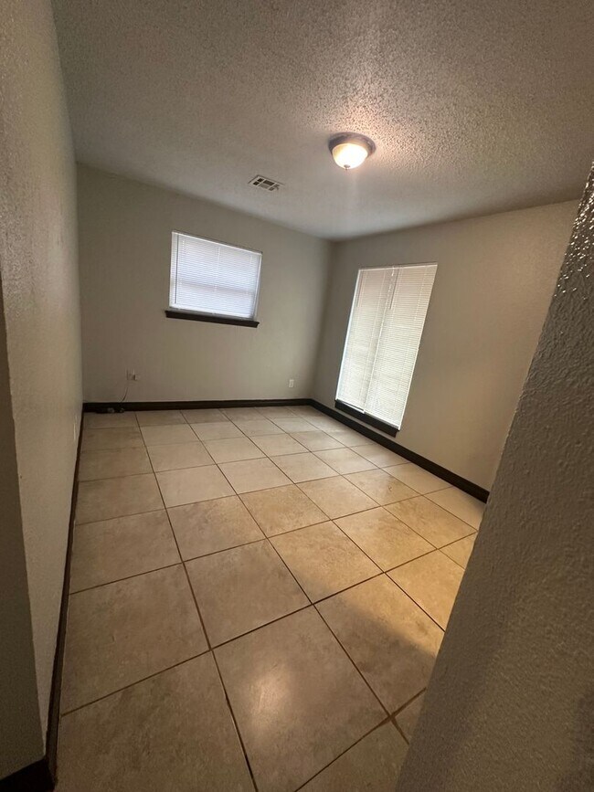 Building Photo - 900 Flamingo Ave