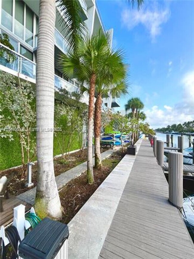 Building Photo - 9940 W Bay Harbor Dr