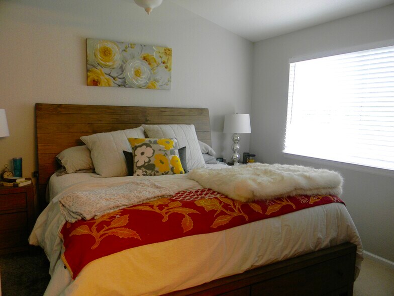 Primary bedroom - 5835 S Harlan St