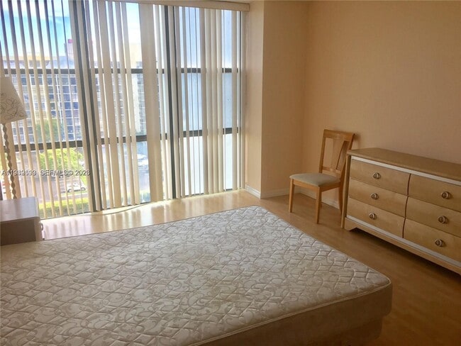 Building Photo - 800 Parkview Dr