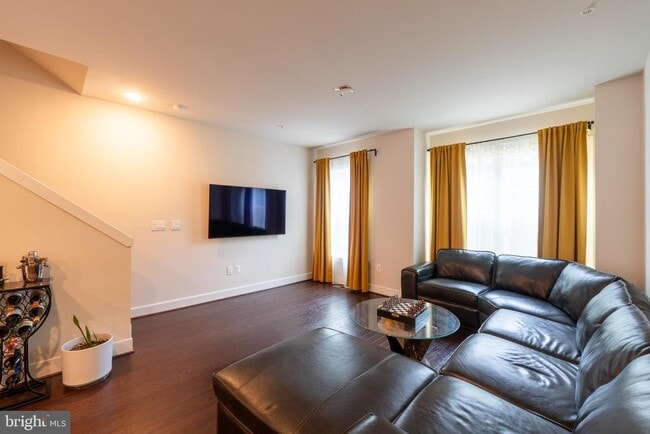 Primary Photo - 515 Shorthorn Way