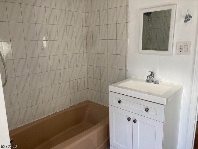 Building Photo - 748 Green St