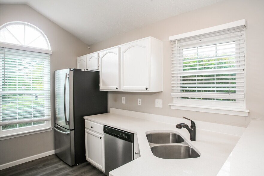 Building Photo - 5203 Pin Oak Dr