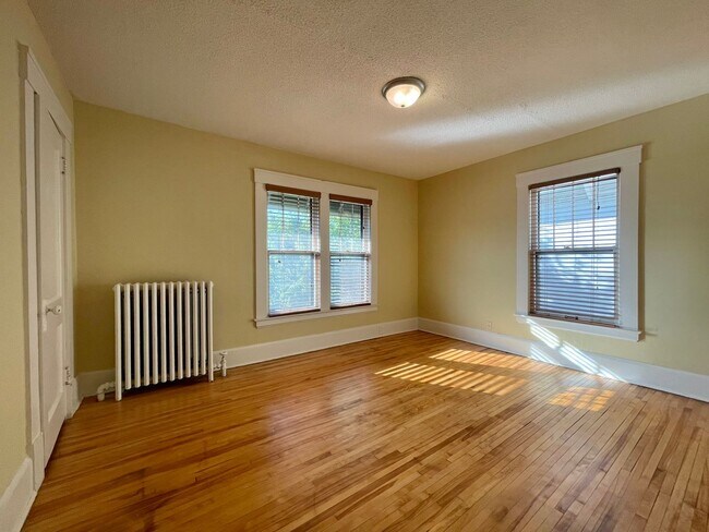 Building Photo - Gorgeous 4 Bedroom 2 Bathroom Home in South Minneapolis!