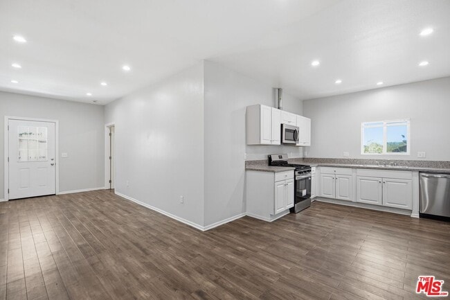Building Photo - 171 E 35th St