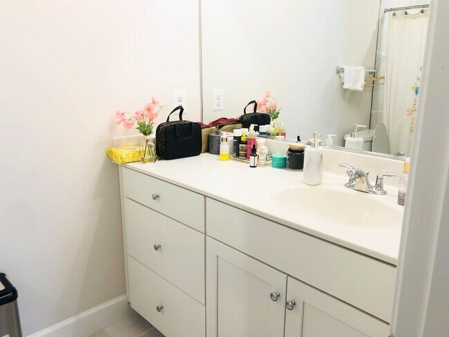 Building Photo - Newly Built Townhome with Tons of Space an...