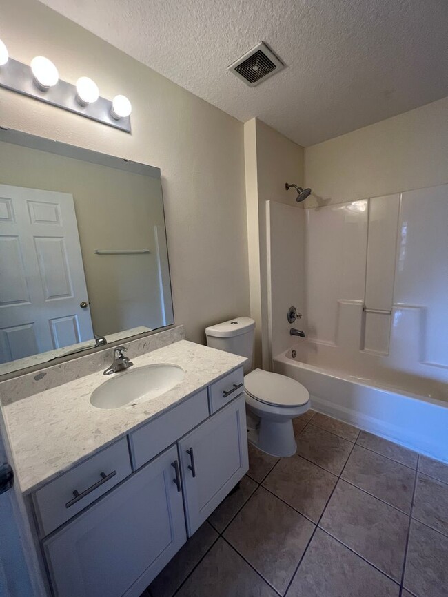 Building Photo - All tiled 3/2 2nd floor condo for rent in ...