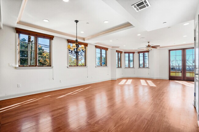 Building Photo - 985 N Michillinda Ave