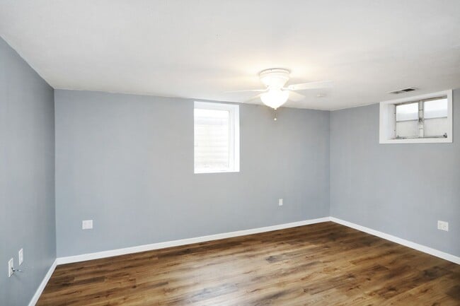 Building Photo - Don't Fuss with the Bus -5 Bed - 3 Bath - ...