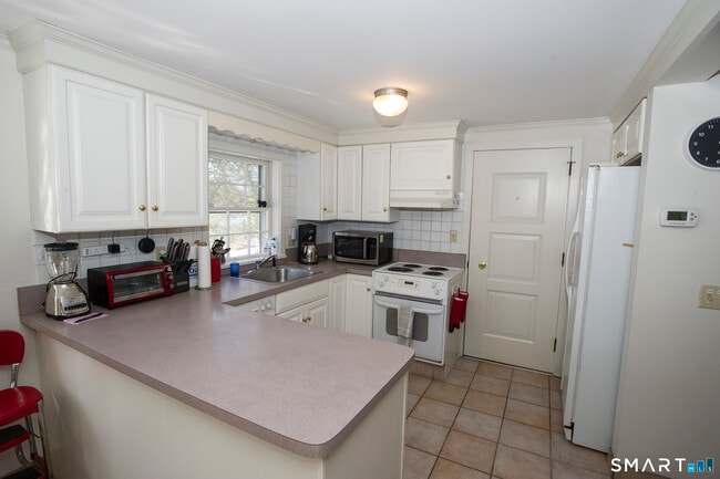 Building Photo - 67 Lake Lillinonah Rd N