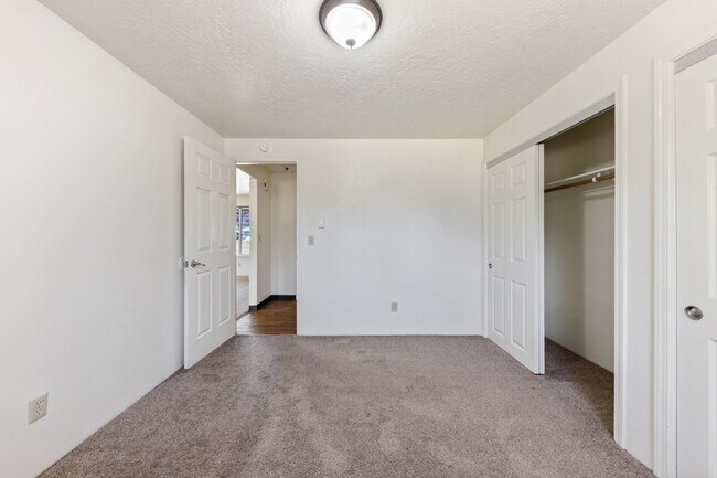 Building Photo - 2 Bedroom Duplex **MOVE IN SPECIAL** $500 ...