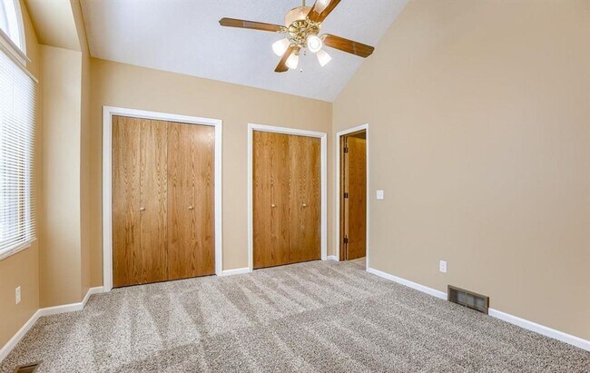 Building Photo - Townhome Available in Bellevue