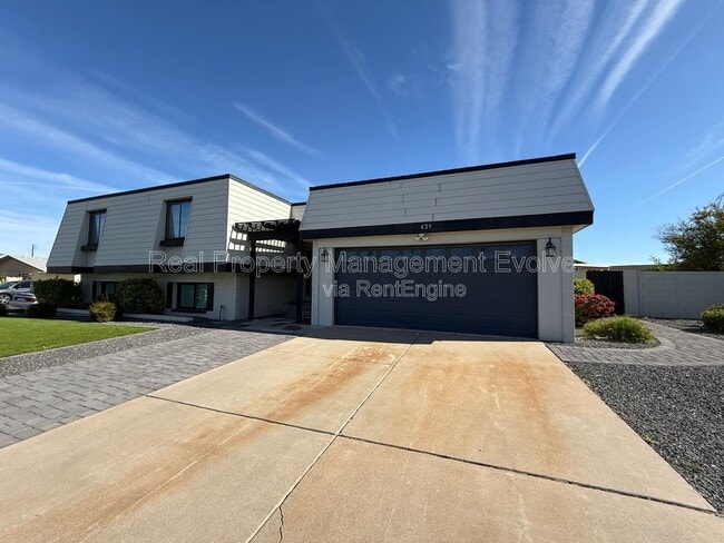 Building Photo - 429 E Greenway Dr