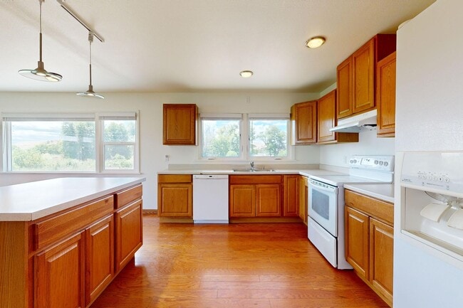Building Photo - Farmhouse - Showings now Available