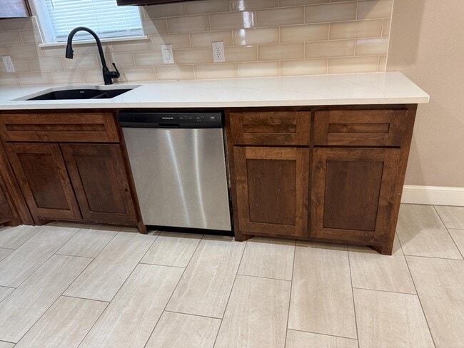 Building Photo - 267 NE Ave F