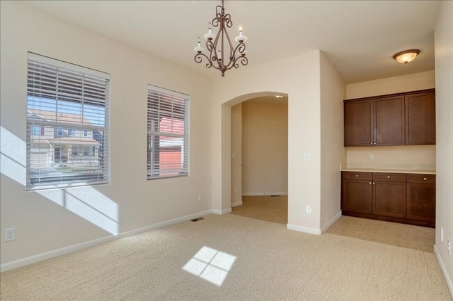 Building Photo - Awesome 3bed/3bath/2car garage on a quiet street in Aurora!