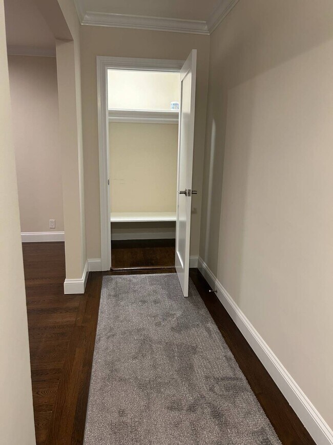 Building Photo - 260 Eastchester Rd