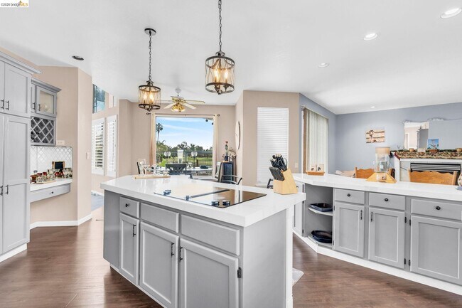 Building Photo - 5640 Edgeview Dr