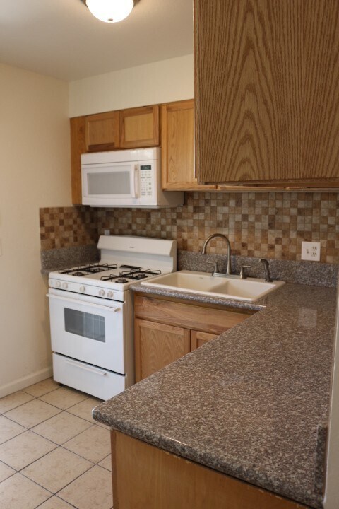 Building Photo - NO SHOWINGS UNTIL 12/15/25