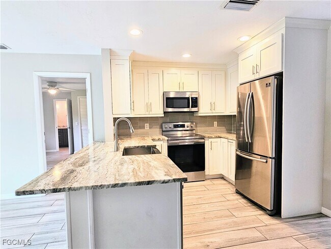 Building Photo - 523 SE 24th Ave