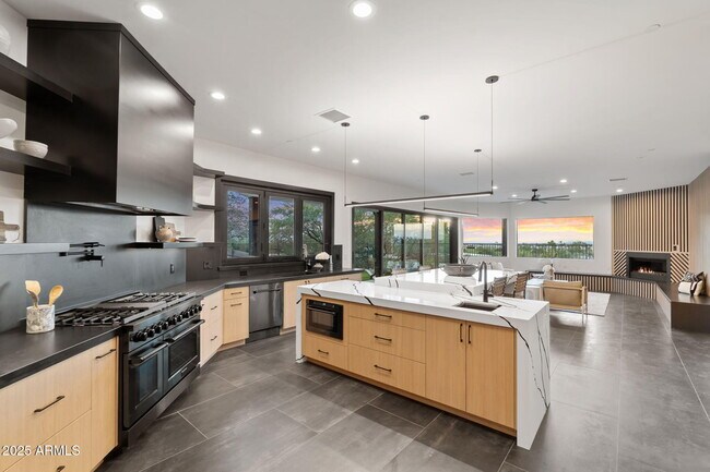 Building Photo - 3135 E Palo Verde Dr