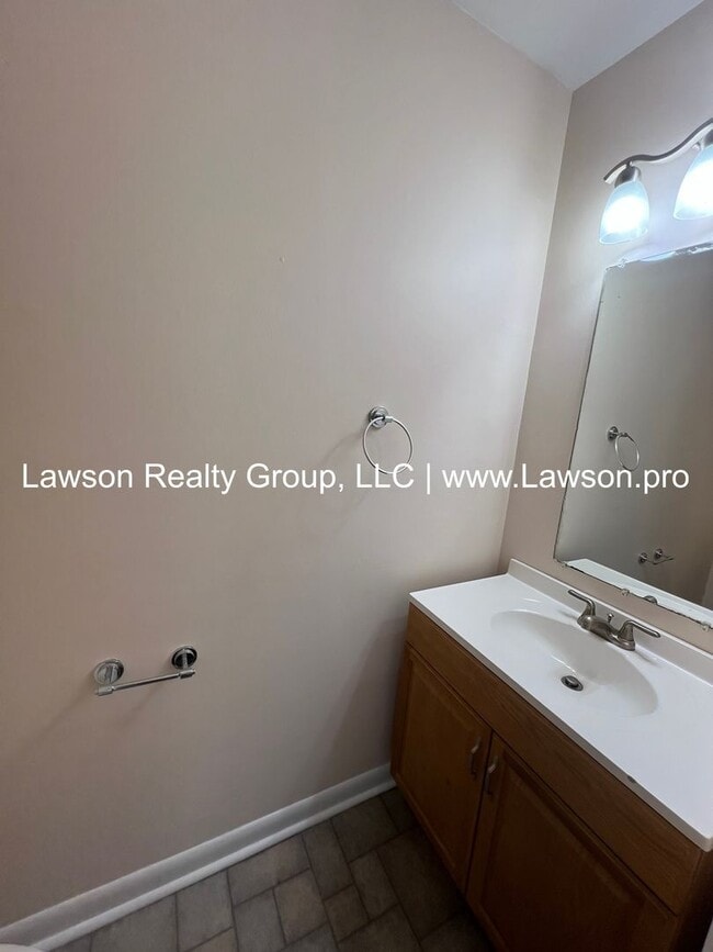 Building Photo - Townhome in Garden City