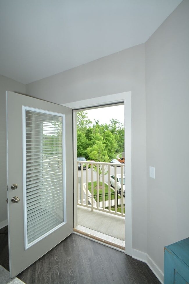 Building Photo - Cozy Studio Apartment in Vibrant Wedgewood...
