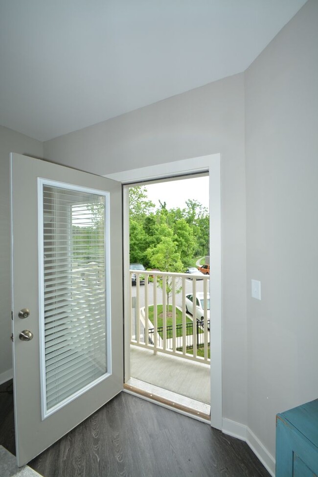 Building Photo - Melrose Heights - Studio Apartment in Wedg...