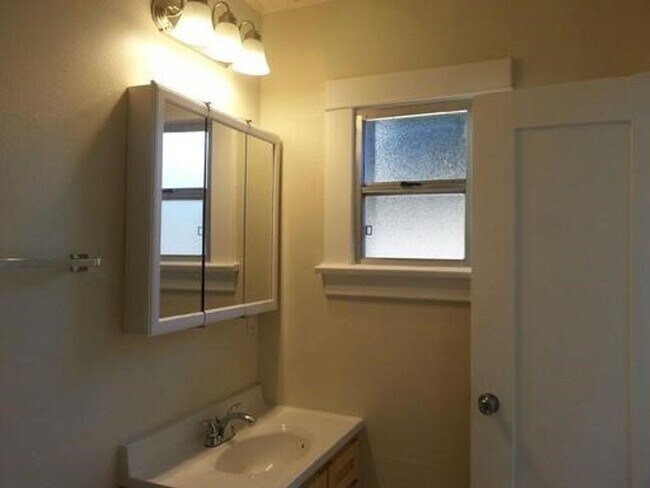 Building Photo - BELLA APARTMENTS: Beautiful 1 Bed - 1 Bath