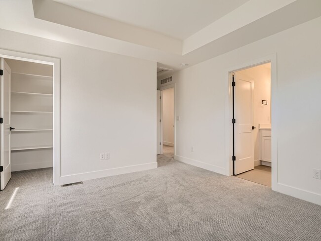 Building Photo - Spacious 4BR Duplex w/High End finishes on Quiet Street!