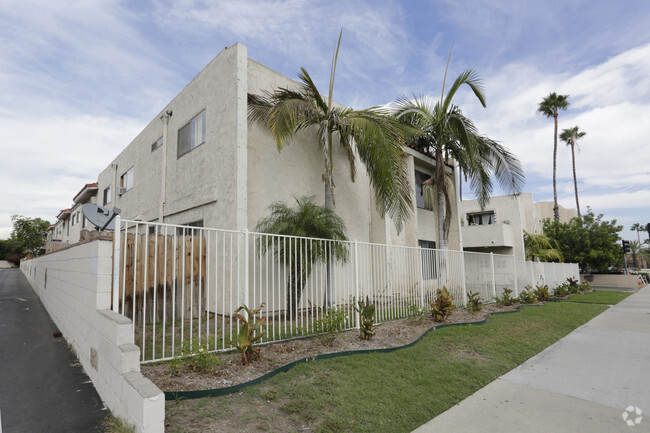 Primary Photo - Courtyard Apartments