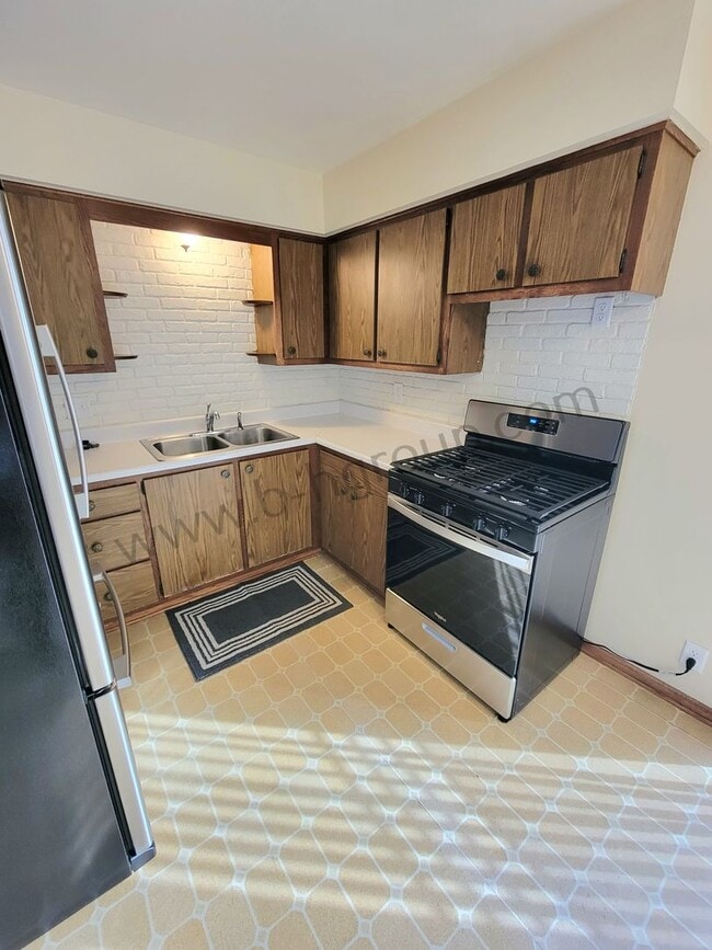 Building Photo - Great Location!