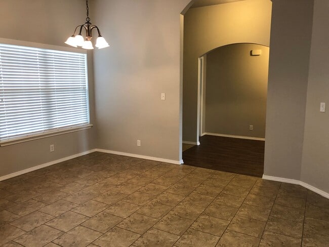 Building Photo - Bixby Schools -  3 Bedroom 2 Bath in The T...