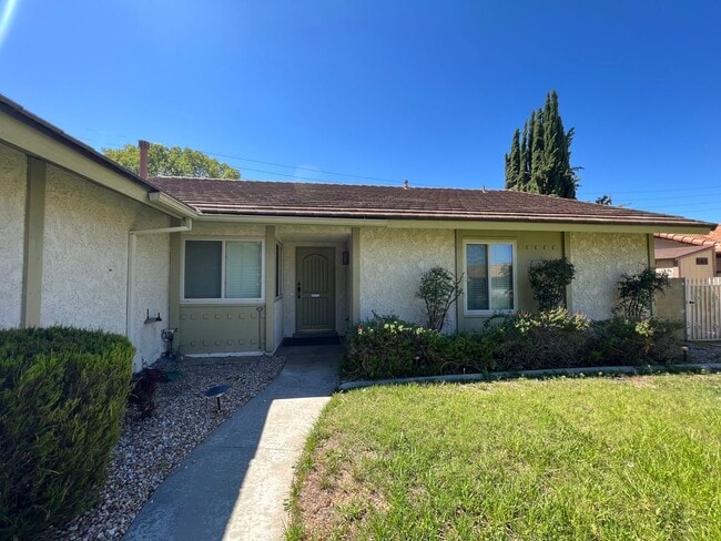 Building Photo - Beautiful upgraded 3b/2b home for rent in ...