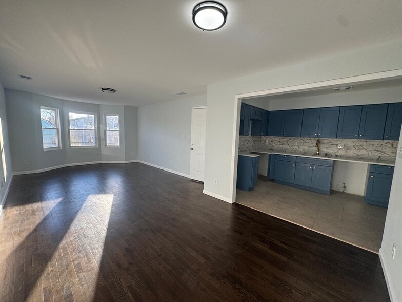 Building Photo - 1057 Bond St