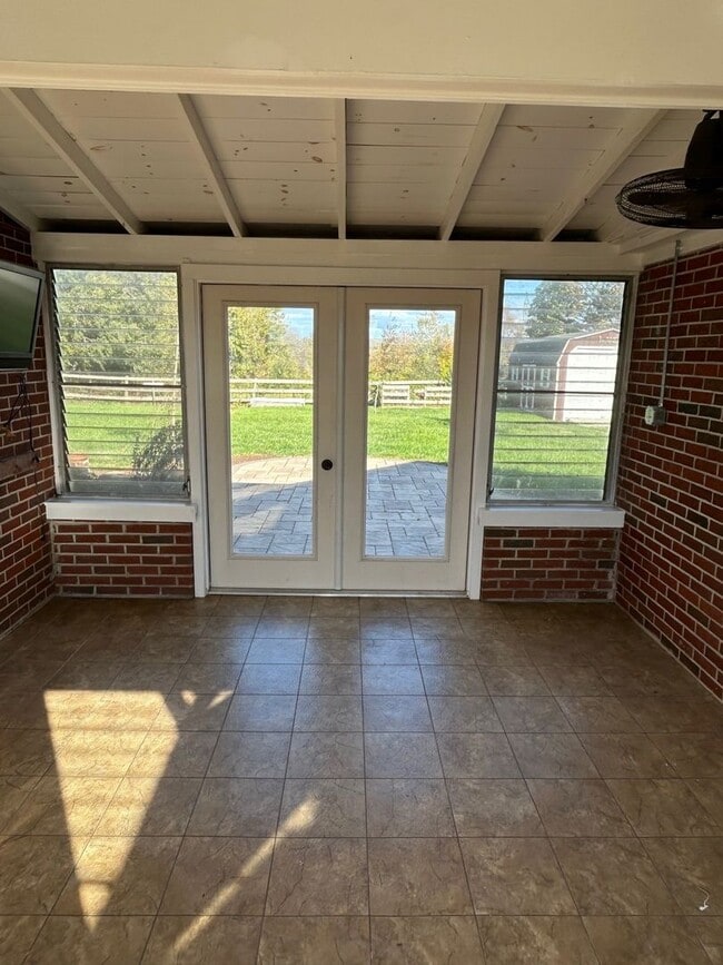 Building Photo - Remodeled rancher just outside of Frederick with stunning mountain views ready for you!