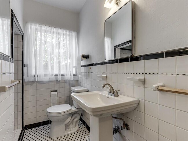 Building Photo - 2933 Cummings Dr