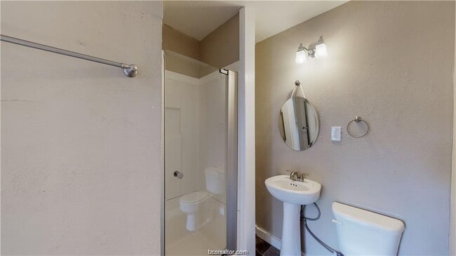 Building Photo - 202 Walton Dr