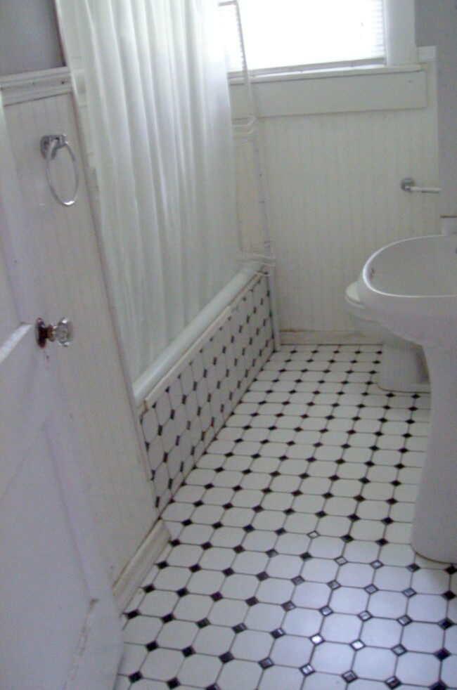 1930's main bathroom 1 - 1706 Villa Pl