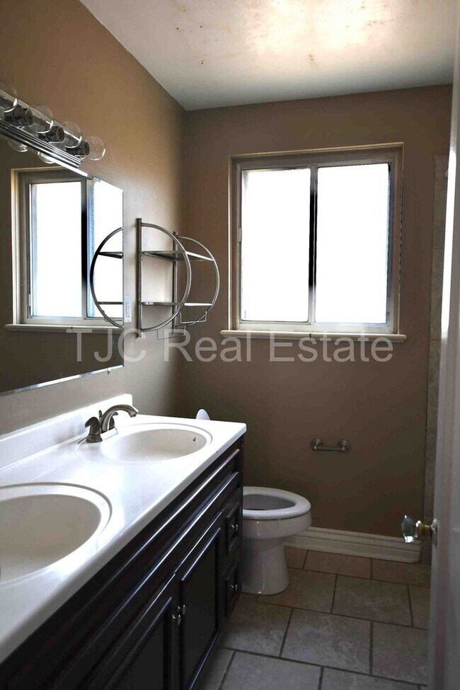 Building Photo - Central Park Home For Rent!