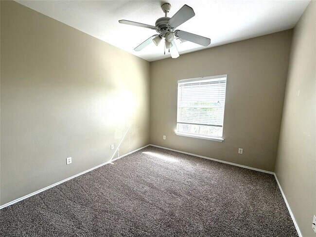 Building Photo - 1512 S Medina St