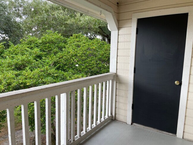Building Photo - 2br/2ba Tradewinds Condo with Black Applia...
