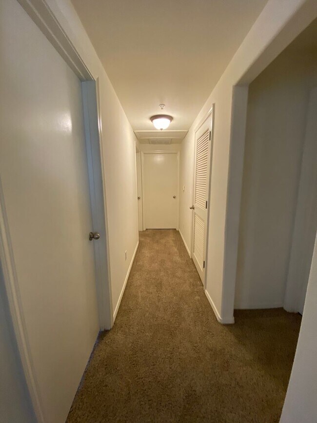 Building Photo - Centrally Located Downstairs Condo in the Oak Creek Villas