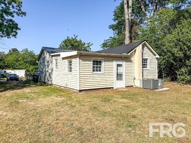 Building Photo - 610 3rd St