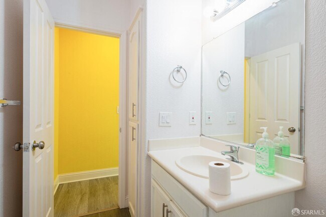 Building Photo - 5476 Summerfield Dr