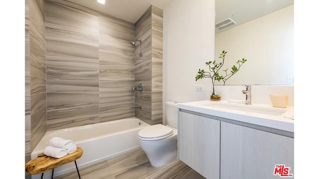 Building Photo - 1050 S Grand Ave