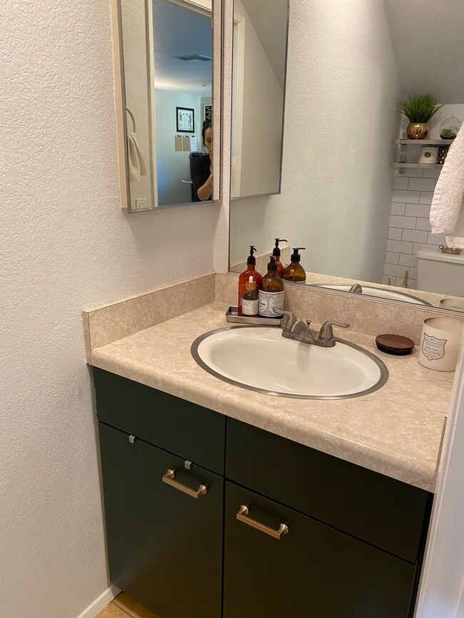 Building Photo - 2 Bed / 2.5 Bath Condo in La Mesa