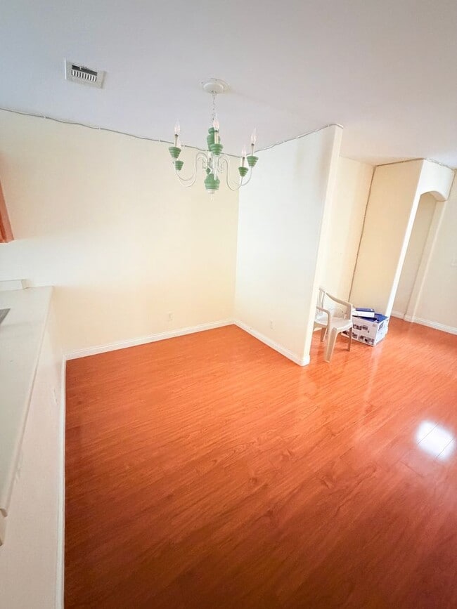 Building Photo - BEAUTIFUL 3 BEDROOM 2.5 BATH