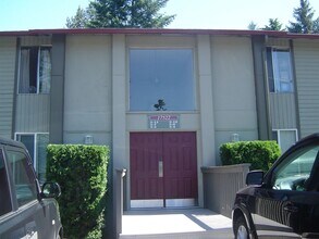 Building Photo - 3 Bed, 1.75 bath Condo w/2 parking spots i...