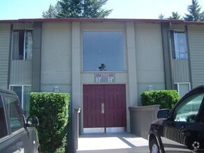 Building Photo - 3 Bed, 1.75 bath Condo w/2 parking spots i...